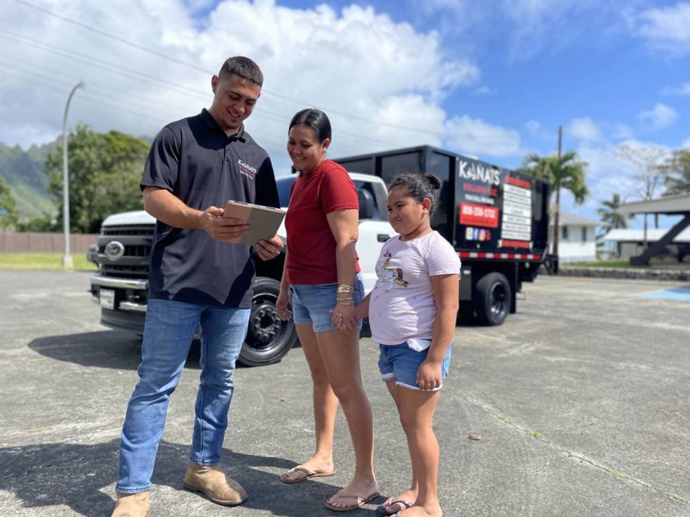 A Kana'i's Junk Removal expert assisting a customer with pricing.